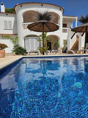 Pool - Spacious villa in a quiet area with pleasant pool area (L escala)