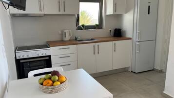 Refrigerador, horno, cafetera y tetera y tetera eléctrica