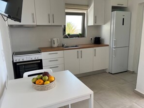 Refrigerador, horno, cafetera y tetera y tetera eléctrica 