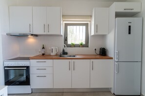 Réfrigérateur, four, cafetière/bouilloire, bouilloire électrique