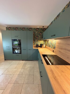 Fridge, microwave, oven, stovetop - At 162 • Cosy 8-person house in the heart of the Vosges mountains (Anould)