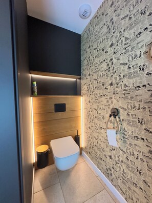 Sèche-cheveux, serviettes fournies, savon, shampoing