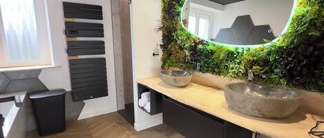 Haartrockner, Handtücher, Seife, Shampoo