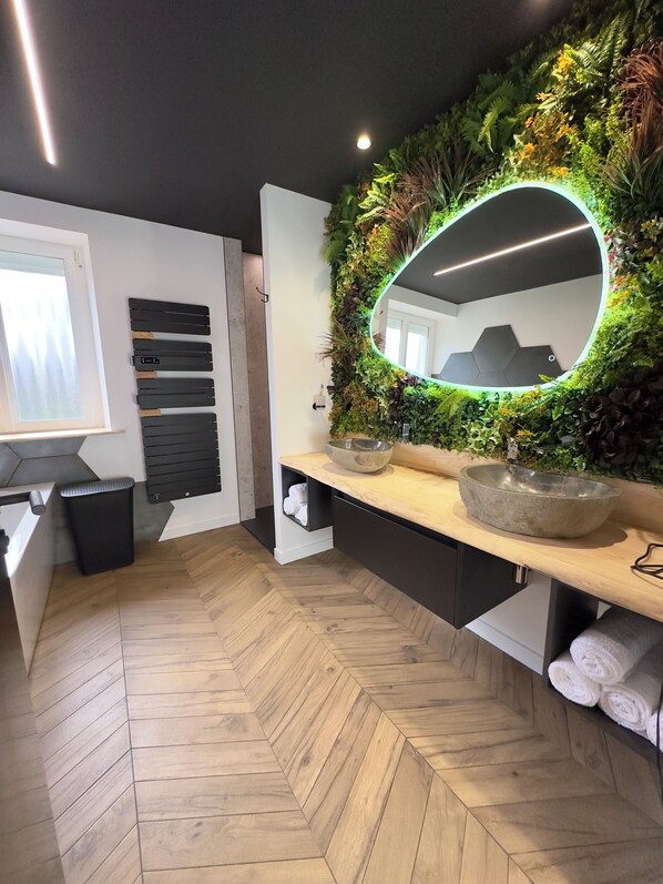 Sèche-cheveux, serviettes fournies, savon, shampoing