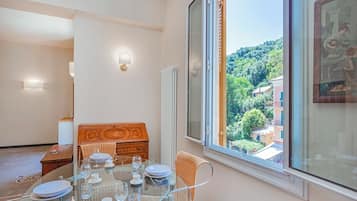 Apartment, Balcony | In-room dining