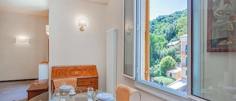 Apartemen, balkon | Makan di kamar