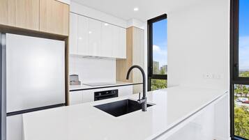 Réfrigérateur, micro-ondes, four, plaque de cuisson