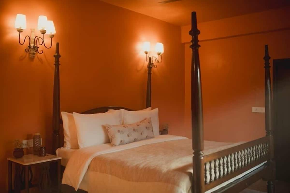 Premium bedding, down duvets, free minibar items, desk