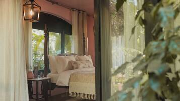 Mandovi Rooms | Premium bedding, down duvets, free minibar items, individually decorated