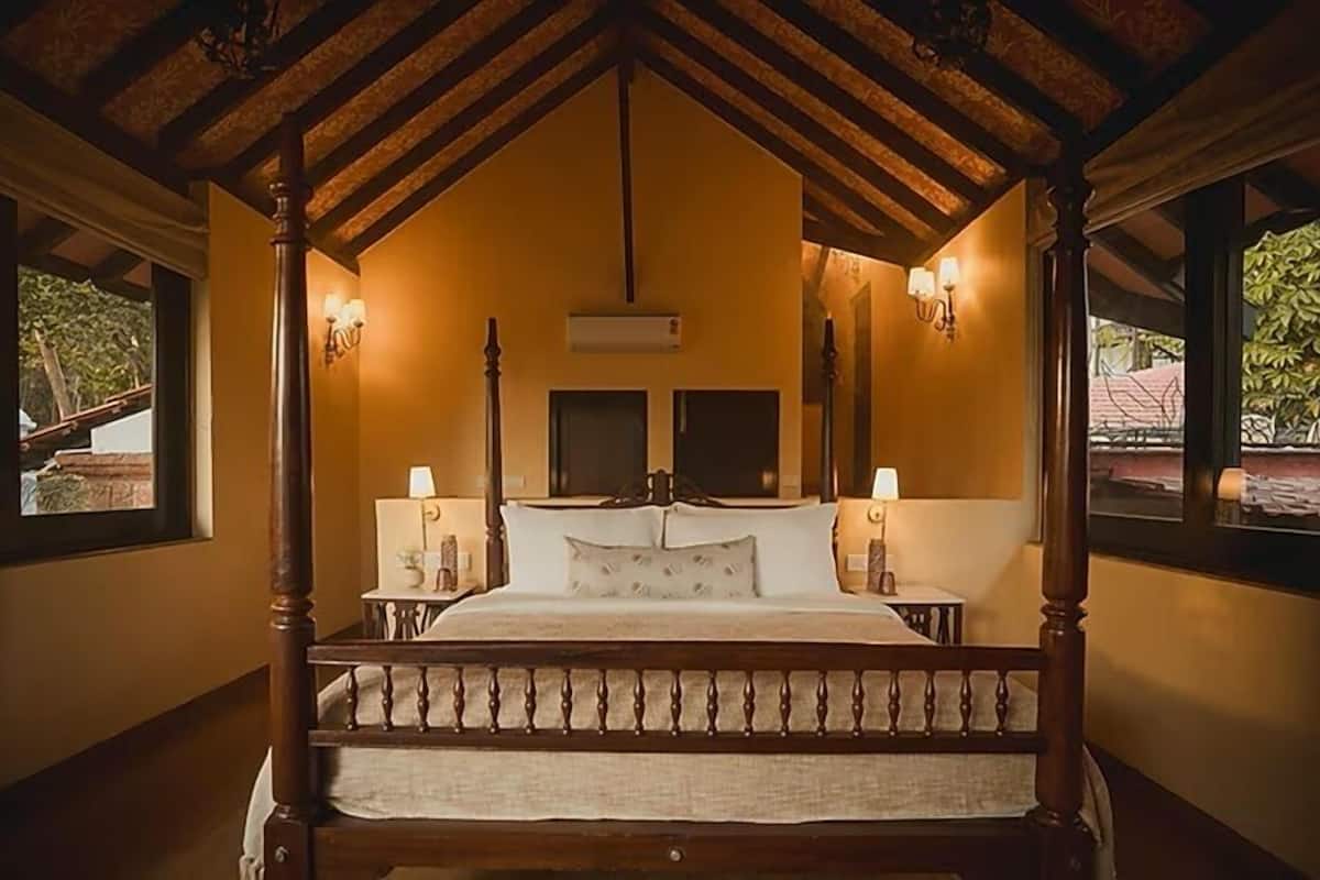 Premium bedding, down duvets, free minibar items, desk