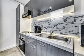 Een koelkast, een microgolfoven, een oven, een kookplaat