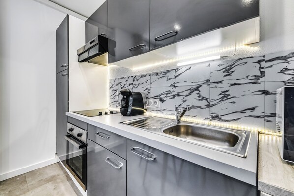 Frigorifero, microonde, forno, piano cottura