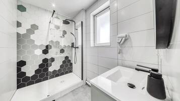 Een douche, een haardroger, handdoeken, zeep