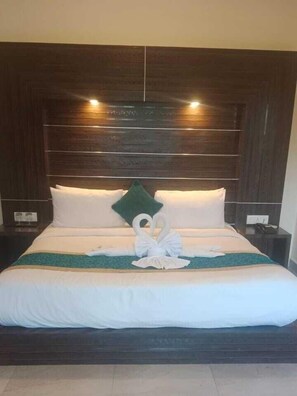 Superior Double Room | Free WiFi - Holiday Highlight By Golden Castle Hotel (Ramnagar)