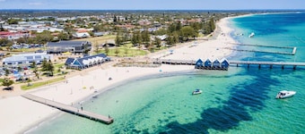 Busselton Beach Villa - Family & Pet Friendly