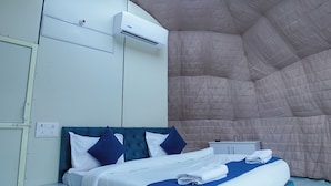 A bedroom with a bed, a wardrobe, an air conditioning unit, and a skylight. - Kylo Resort (Atali)