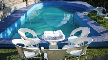 Kauden mukainen ulkouima-allas