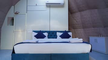 Deluxe Single Room, River View | Blackout curtains, free WiFi