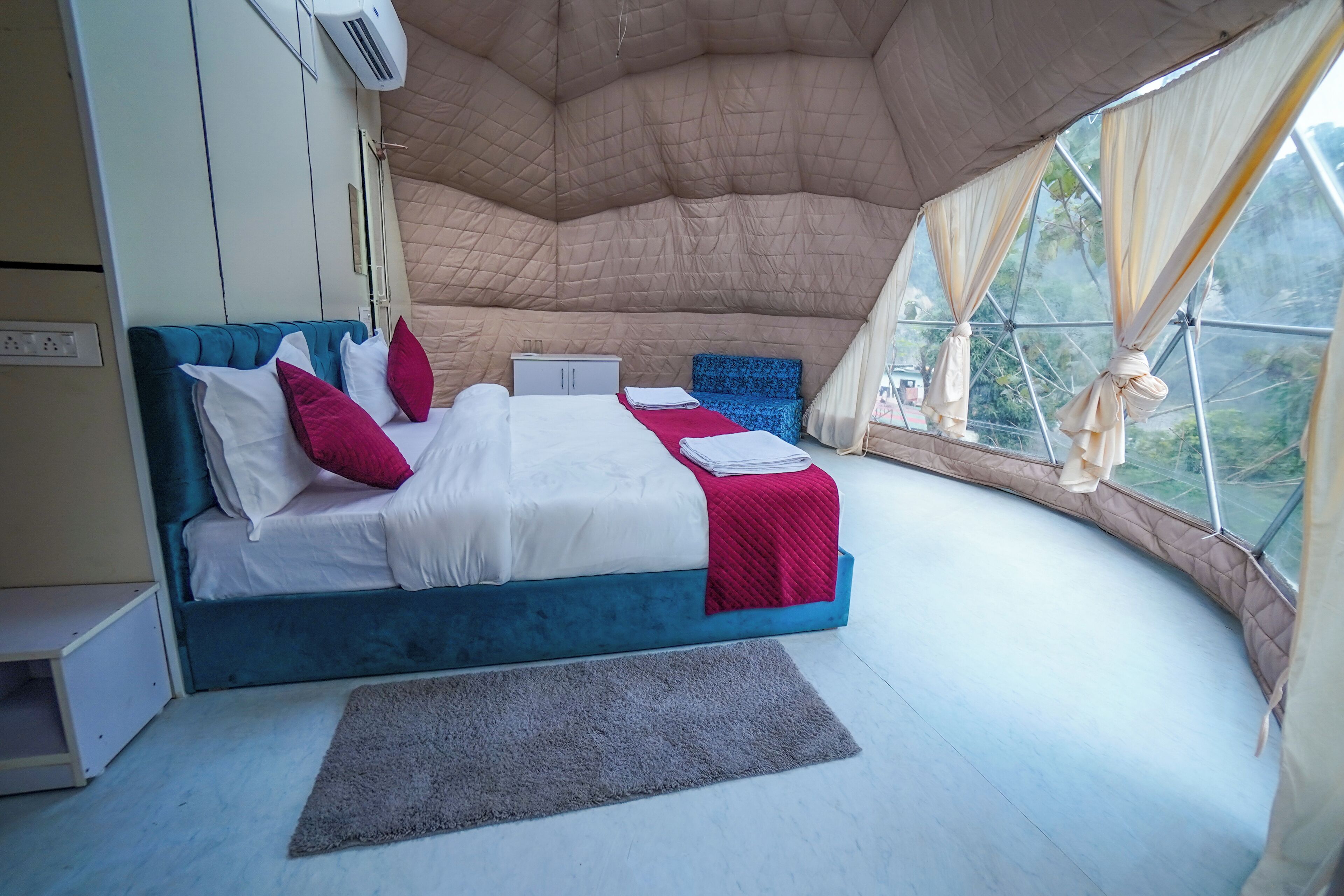 Enkeltrom – deluxe, utsikt mot høyde | Blendingsgardiner og wi-fi (inkludert)