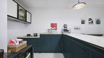 Deluxe Studio, 1 Double Bed, Kitchen, Executive Level | Private kitchen | Mini-fridge, microwave, electric kettle, eco-friendly cleaning products