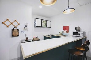 Deluxe Studio, 1 Double Bed, Kitchen, Executive Level | Minibar, soundproofing, iron/ironing board, free WiFi