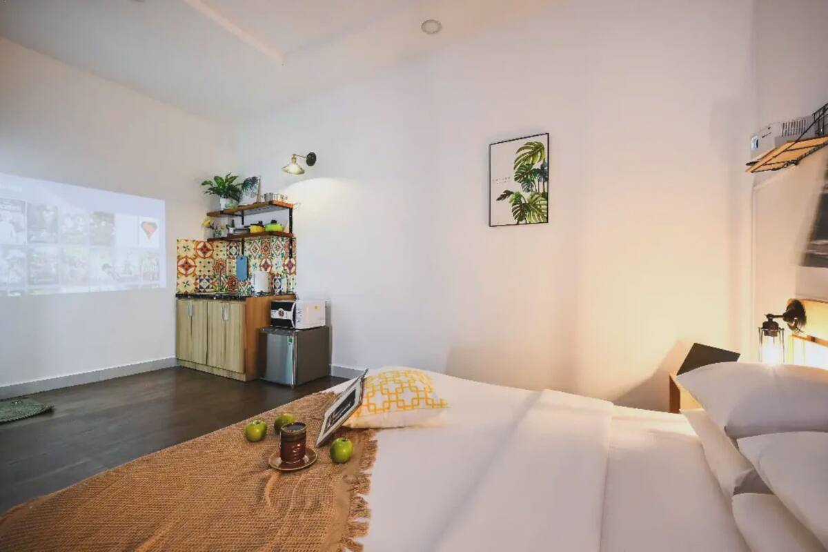 Kahden hengen deluxe-huone, 1 parisänky, jääkaappi ja mikroaaltouuni | Minibaari, äänieristys, silitysrauta/-lauta, ilmainen Wi-Fi