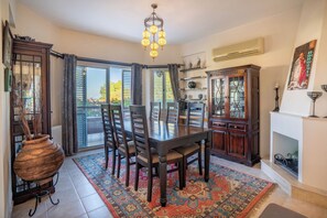 Villa, 3 Yatak Odası, Kişiye Özel Havuzlu, Bahçe Manzaralı | Yemek odası