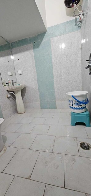 Ducha, artículos de tocador gratuitos, toallas