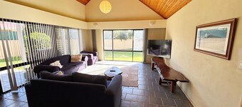 Lazy Choose-Day is a delightful three-bedroom holiday home in the heart of picturesque Hat Head.