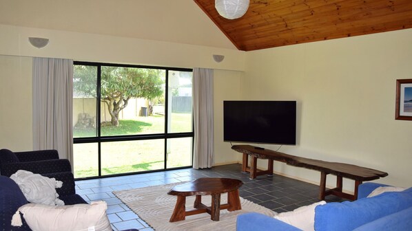 Smart TV - Lazy Choose-Day is a delightful three-bedroom holiday home in the heart of picturesque Hat Head. (Hat Head)