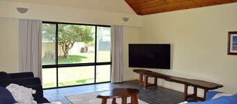 Lazy Choose-Day is a delightful three-bedroom holiday home in the heart of picturesque Hat Head.