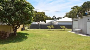 Property grounds - Lazy Choose-Day is a delightful three-bedroom holiday home in the heart of picturesque Hat Head. (Hat Head)