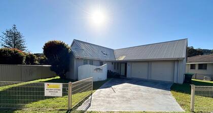 Lazy Choose-Day is a delightful three-bedroom holiday home in the heart of picturesque Hat Head.