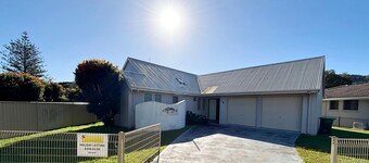 Lazy Choose-Day is a delightful three-bedroom holiday home in the heart of picturesque Hat Head.
