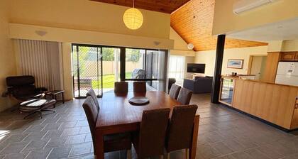 Lazy Choose-Day is a delightful three-bedroom holiday home in the heart of picturesque Hat Head.
