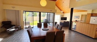 Lazy Choose-Day is a delightful three-bedroom holiday home in the heart of picturesque Hat Head.