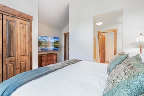 3 bedrooms, travel cot, free WiFi, bed sheets - New modern condo. Hot tub. Bike path. On Bus Route (Keystone)
