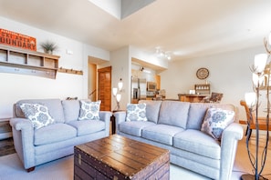 Smart TV, fireplace - New modern condo. Hot tub. Bike path. On Bus Route (Keystone)