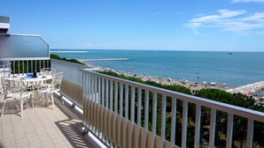 A balcony with a view of a beach and the sea. - Porto Santa Margherita Beach Stay (Caorle)
