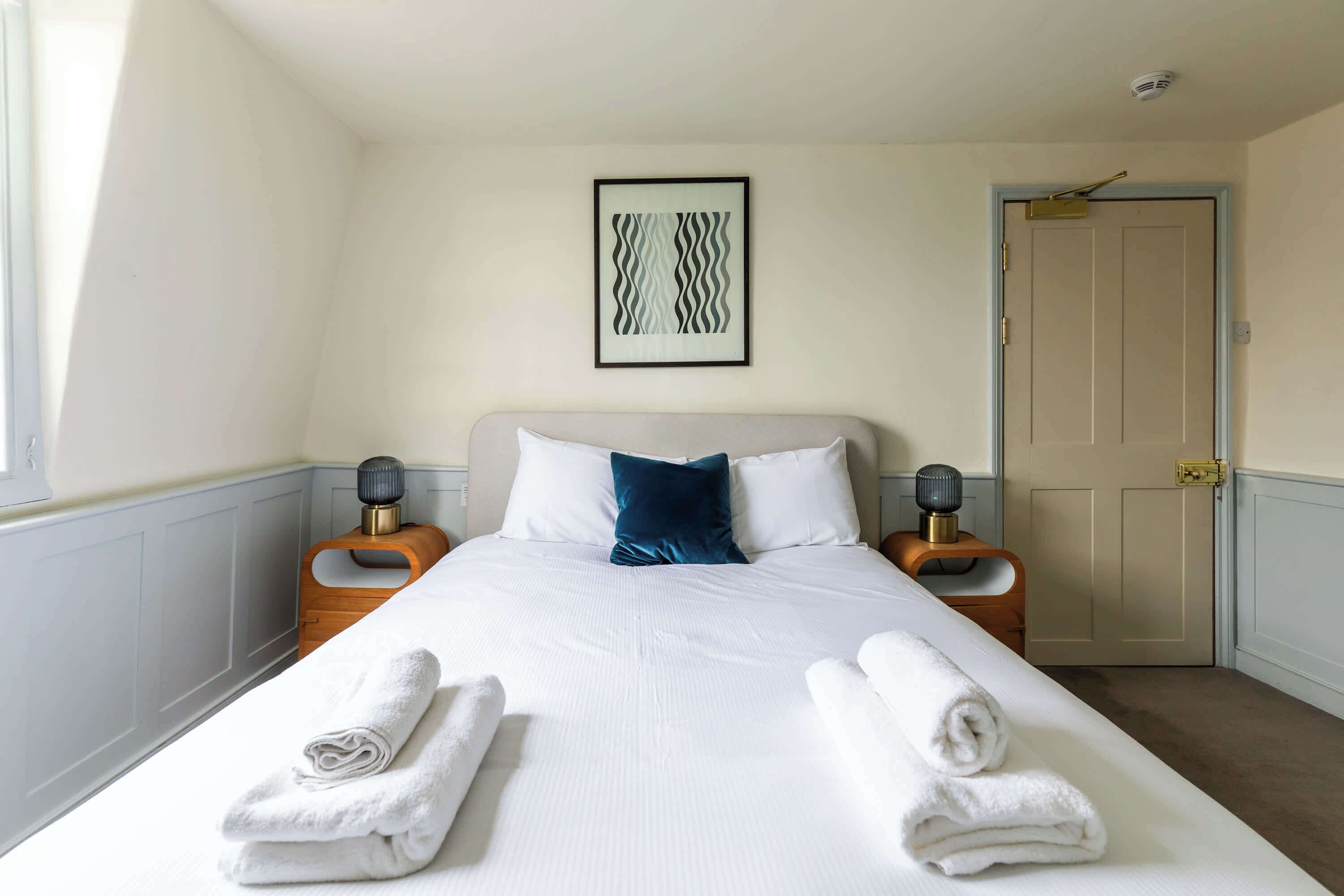 5 soverom, skrivebord, strykejern/-brett og reiseseng for barn