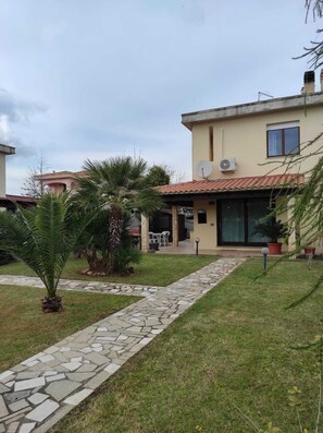 Property grounds - Julia House (Coop. Cento)