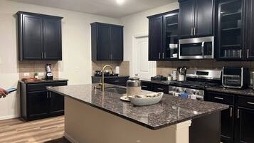 House, 4 Bedrooms, Smoking, Balcony | Bahagian dalam