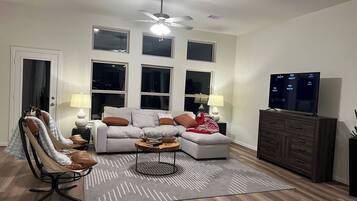 House, 4 Bedrooms, Smoking, Balcony | Living area