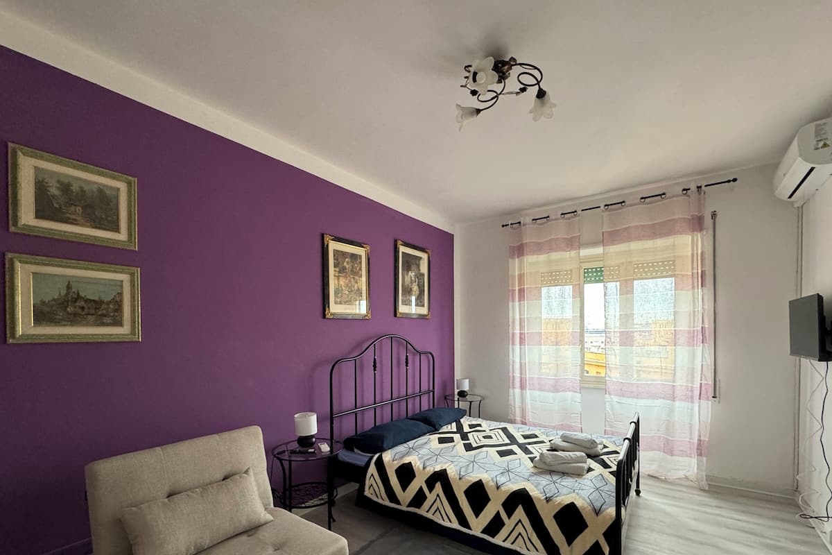 Premium bedding, soundproofing, iron/ironing board, free WiFi