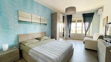 Blue room, family double | Premium bedding, soundproofing, iron/ironing board, free WiFi