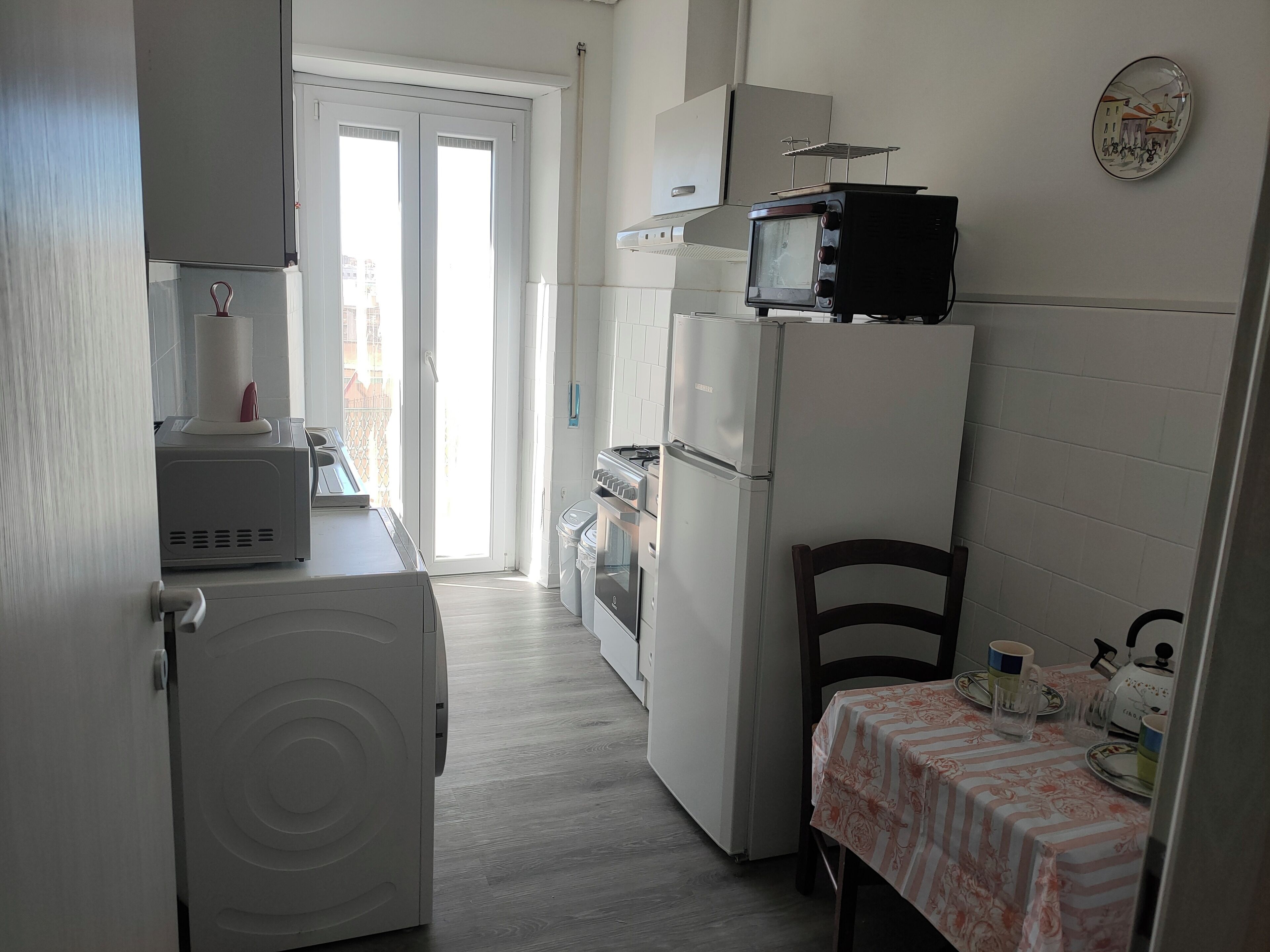 Purple room | Cozinha compartilhada | Refrigerador em uma área comum, micro-ondas em uma área comum