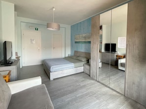 Premium bedding, soundproofing, iron/ironing board, free WiFi - Bibbi's House San Lorenzo (Rome)