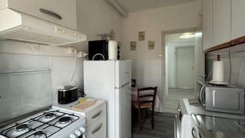 Orange room, family double | Shared kitchen | Shared fridge, microwave