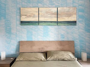 Blue room, family double | เครื่องนอนระดับพรีเมียม, ห้องเก็บเสียง, เตารีด/โต๊ะรีดผ้า, Wi-Fi ฟรี