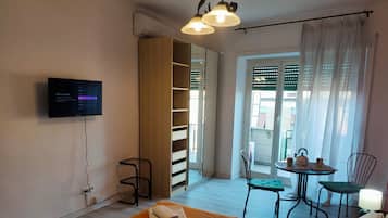 Orange room, family double | Premium bedding, soundproofing, iron/ironing board, free WiFi